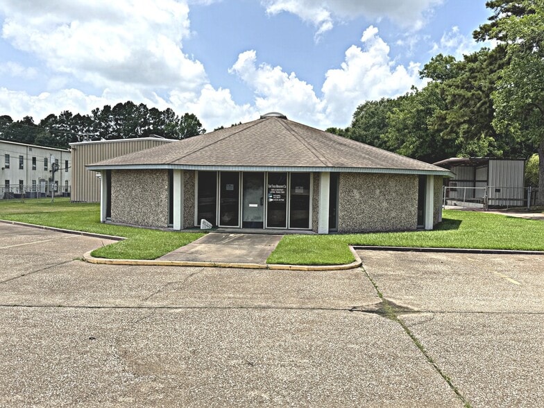 Primary Photo Of 1208 S Chestnut St, Lufkin Showroom For Sale