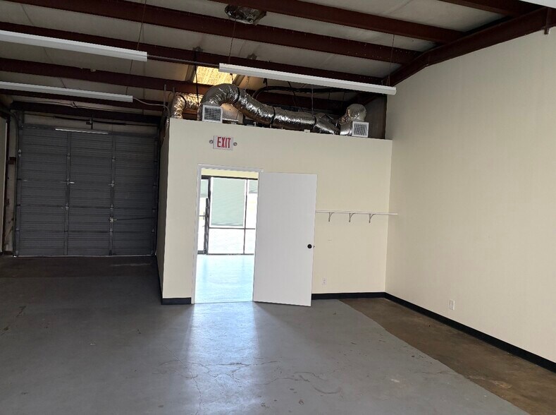 More Photos Of 2000 W San Antonio St, Lockhart Unknown For Lease