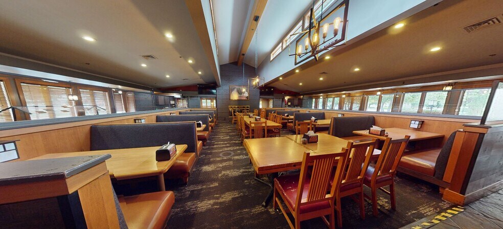 More Photos Of 300 Veterans Pky, Bolingbrook Restaurant For Sale