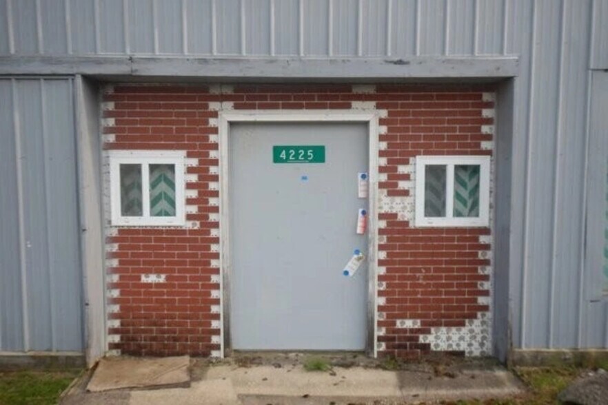 More Photos Of 4225 East St, Akron Office For Sale