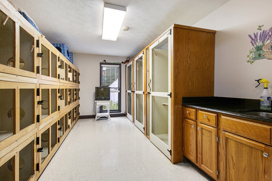 More Photos Of 22 Jefferson Pl, Newnan Veterinarian Kennel For Sale