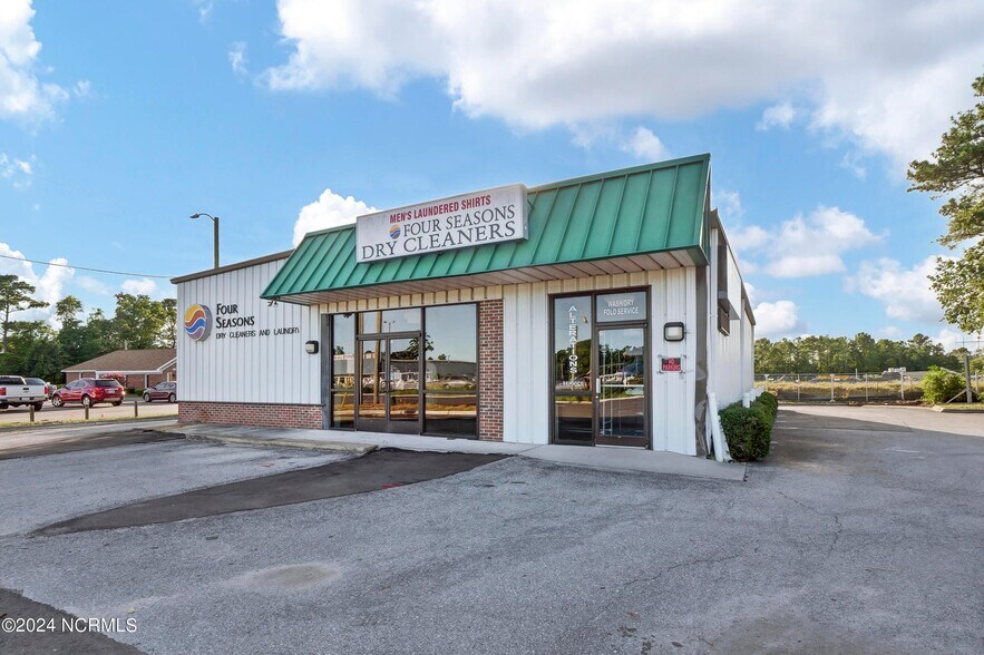 More Photos Of 7015 Market St, Wilmington Freestanding For Sale