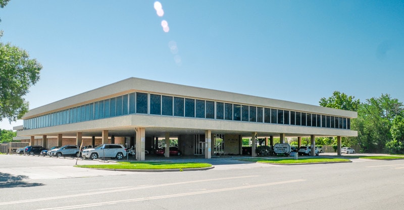 Primary Photo Of 400 N Woodlawn St, Wichita Office For Lease