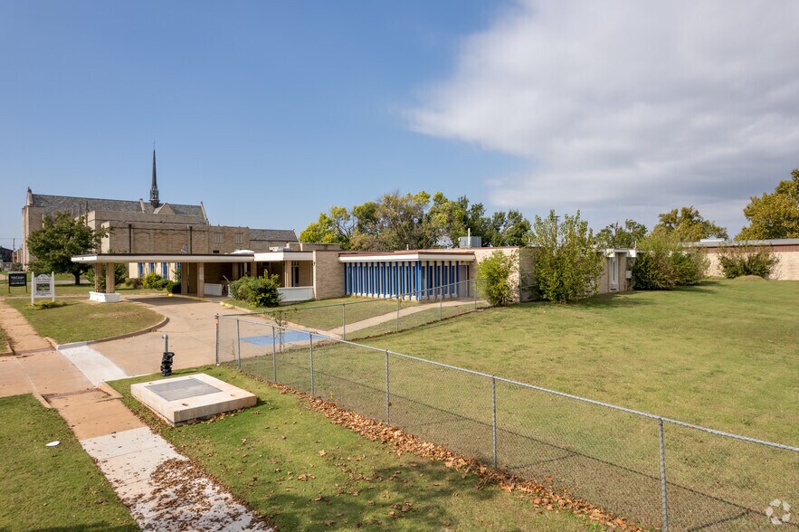 More Photos Of 901 NW 25th St, Oklahoma City Healthcare For Sale