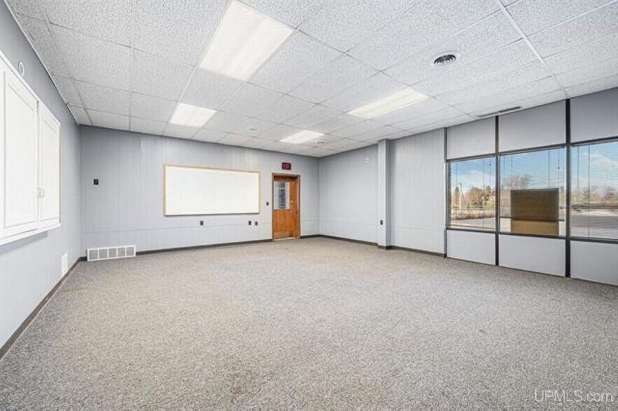 More Photos Of 1009 W Ridge St, Marquette Office For Sale