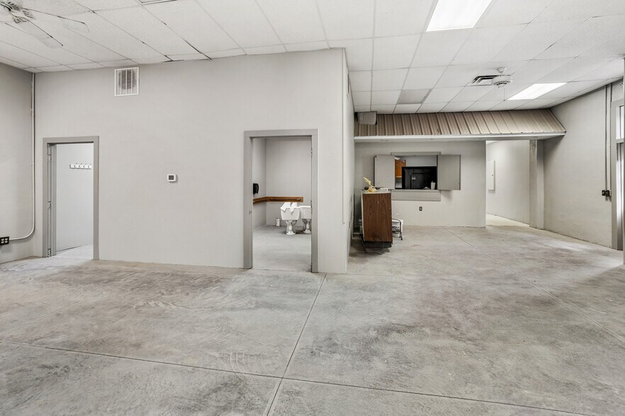 More Photos Of 101 W Laurel Ave, Damascus General Retail For Sale