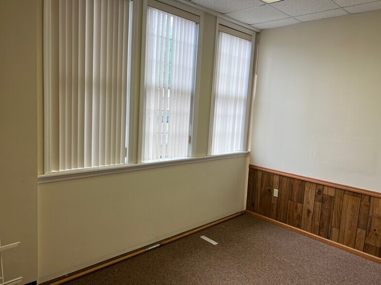 More Photos Of 272 Main Street, Nicholson Office For Sale