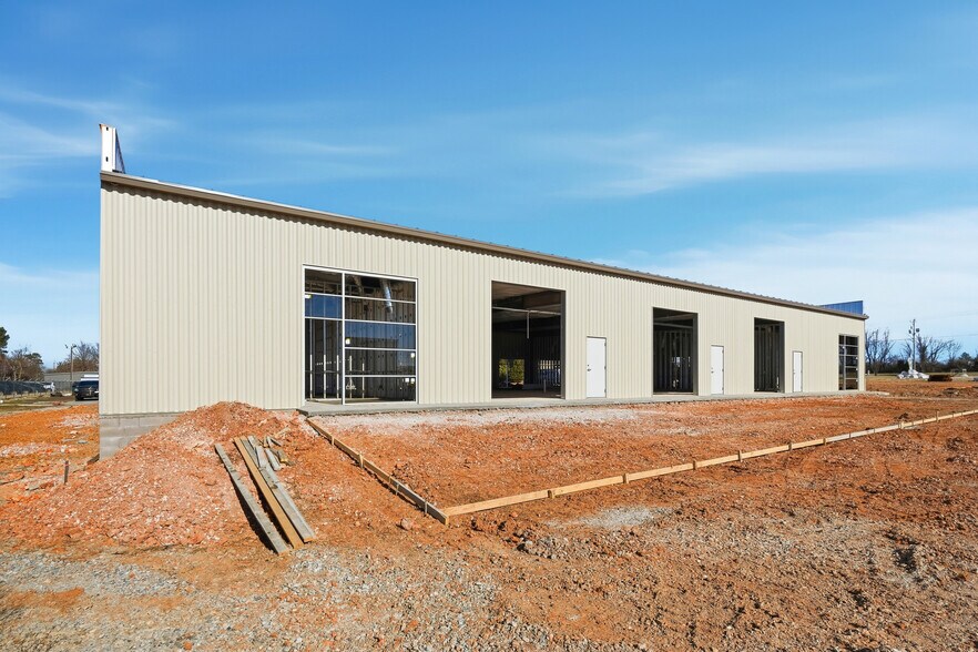 More Photos Of 2420 S 8th St, Rogers Flex For Lease