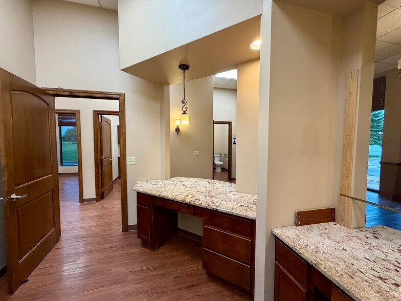 More Photos Of 2127 Midlands Ct, Sycamore Medical For Lease