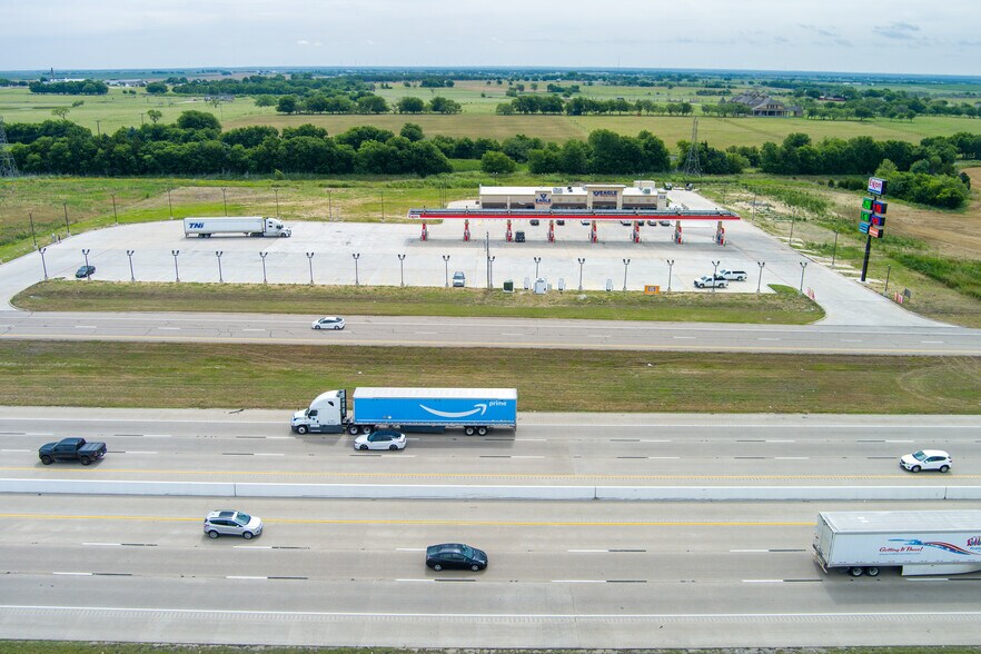 More Photos Of 19676 N Interstate 35, West General Retail For Lease