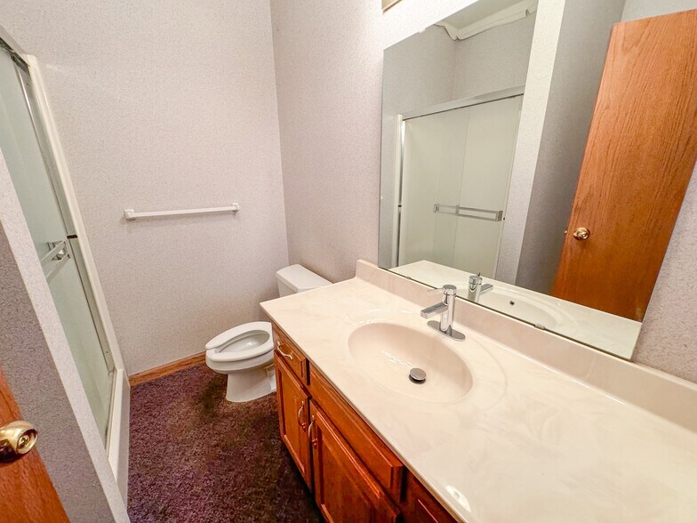 More Photos Of 401 Foxwood Dr, Raymore Medical For Sale