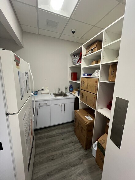 More Photos Of 185-205 Froehlich Farm Blvd, Woodbury Medical For Lease