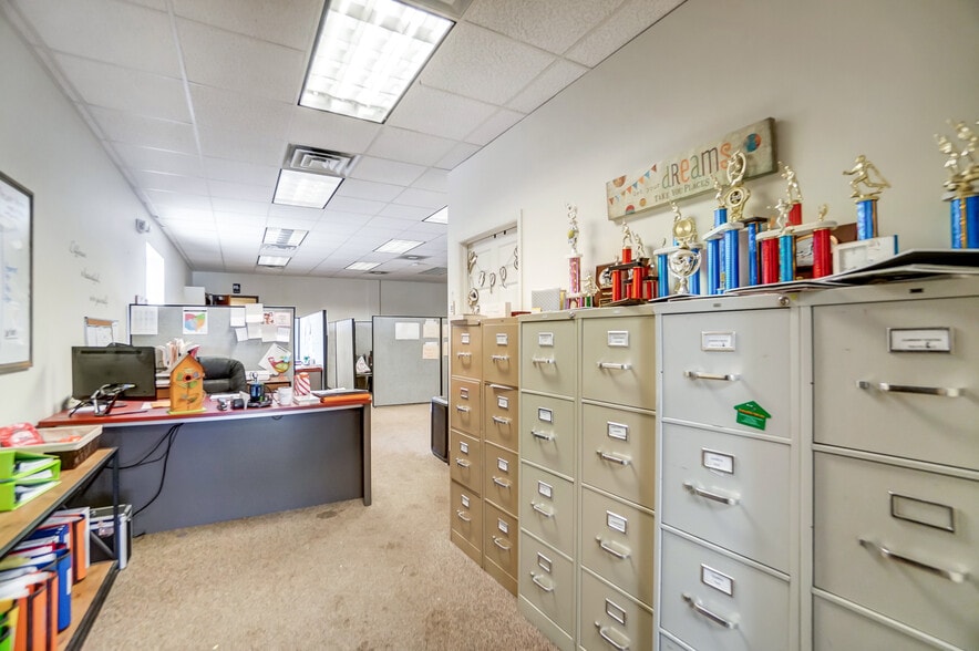 More Photos Of 413-419 N Main St, Findlay Showroom For Sale