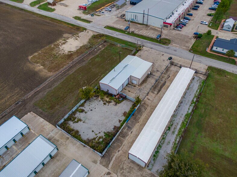 More Photos Of 108 West Gillum, Grandview Warehouse For Sale