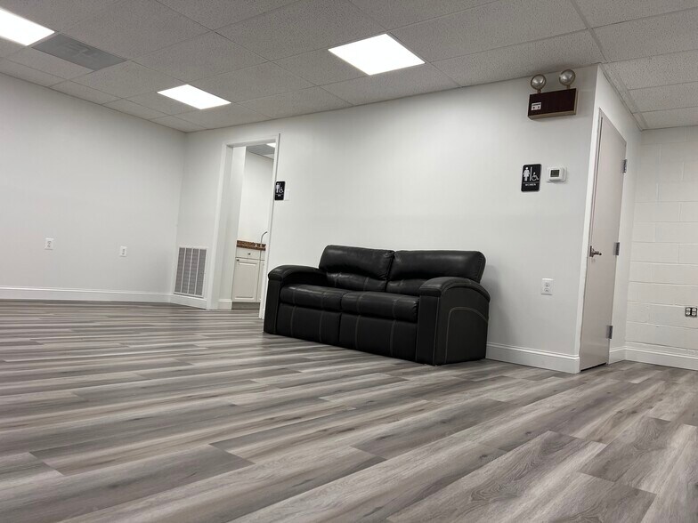 More Photos Of 405 Laburnum Rd, Edgewood Flex For Sale