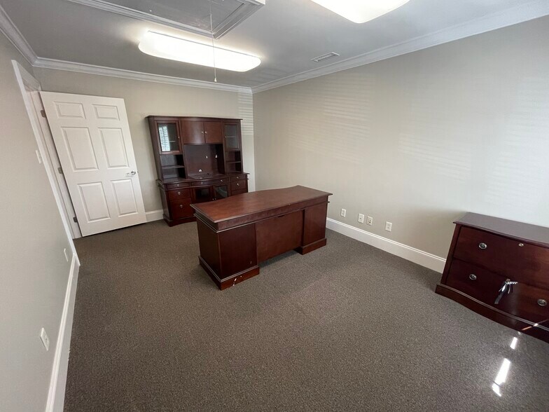 More Photos Of 2719 Graves Dr, Goldsboro Office For Lease