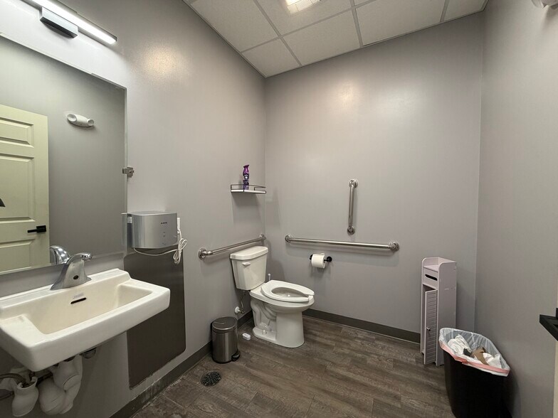 More Photos Of 451 Washington St, Valparaiso Flex For Sale
