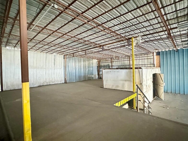 More Photos Of 2435-2453 E 25TH St, Vernon Manufacturing For Lease