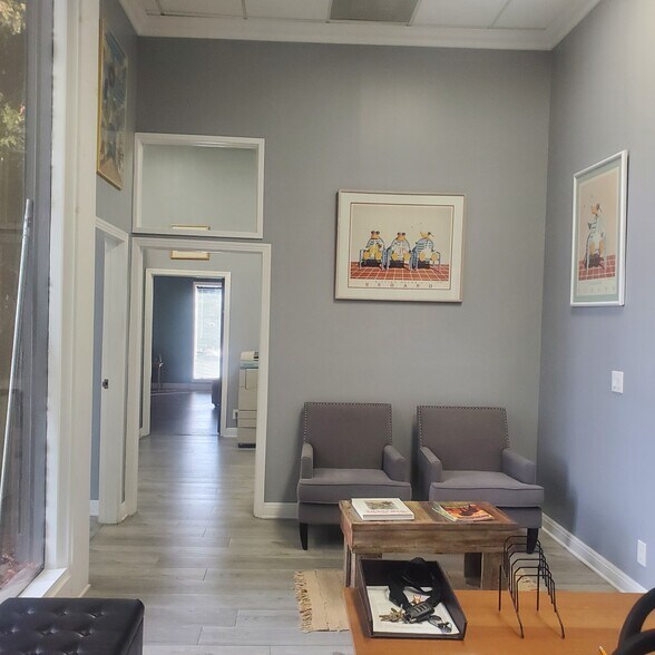 More Photos Of 20265 Ventura Blvd, Woodland Hills Office For Lease