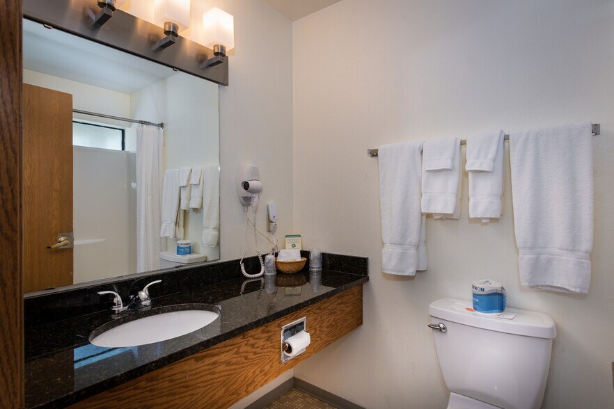 More Photos Of 906 9th St, Anacortes Hotel For Sale