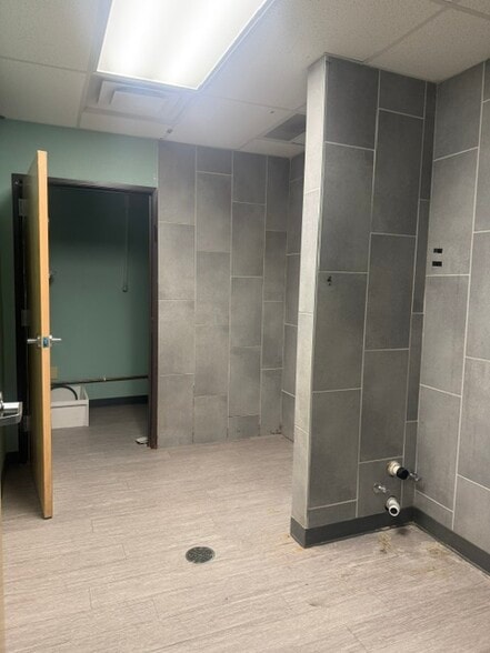 More Photos Of 10141 Coors Blvd NW, Albuquerque Veterinarian Kennel For Lease