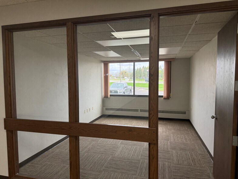 More Photos Of 1500 N Casaloma Dr, Appleton Medical For Lease