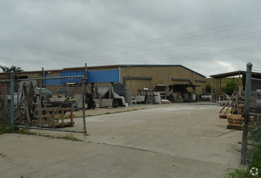 More Photos Of 3434 Doug Dr, Dallas Showroom For Lease