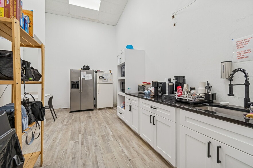 More Photos Of 1277 S Highland Ave, Clearwater Freestanding For Lease