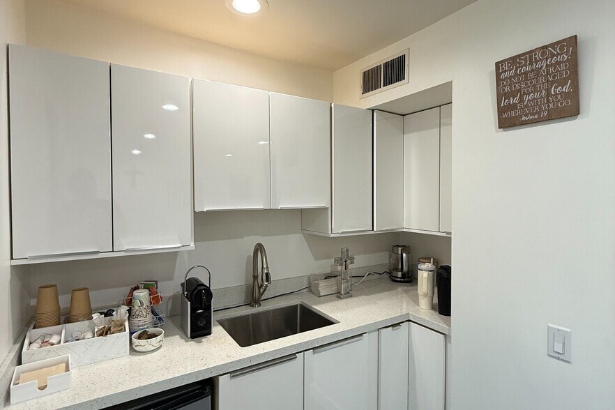 More Photos Of 207 W Alameda Ave, Burbank Office For Sale