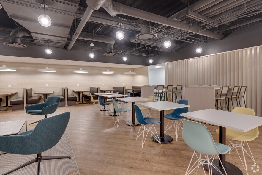 More Photos Of 2021 Spring Rd, Oak Brook Office For Lease