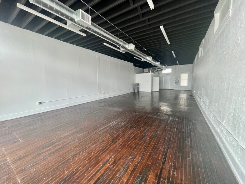 More Photos Of 1427 N Austin St, Seguin Flex For Lease