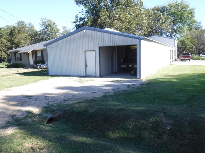 More Photos Of 103 N Live Oak St, Tomball Warehouse For Lease