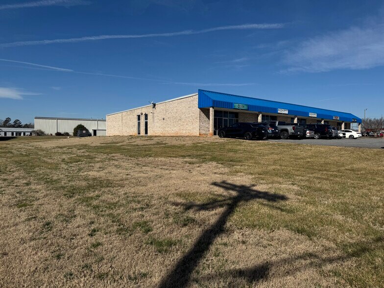 More Photos Of 136 Stutts Rd, Mooresville Freestanding For Lease