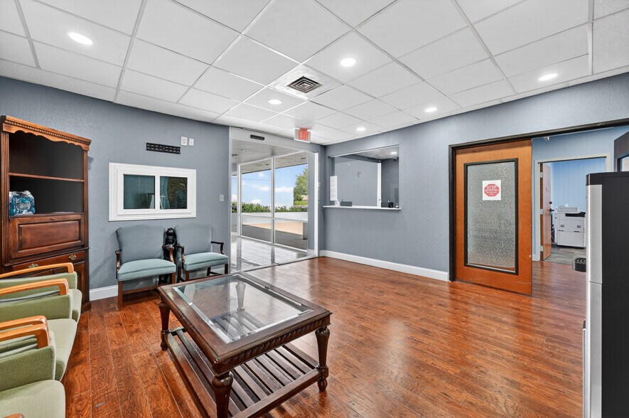 More Photos Of 1404 W Walnut Hill Ln, Irving Office For Lease