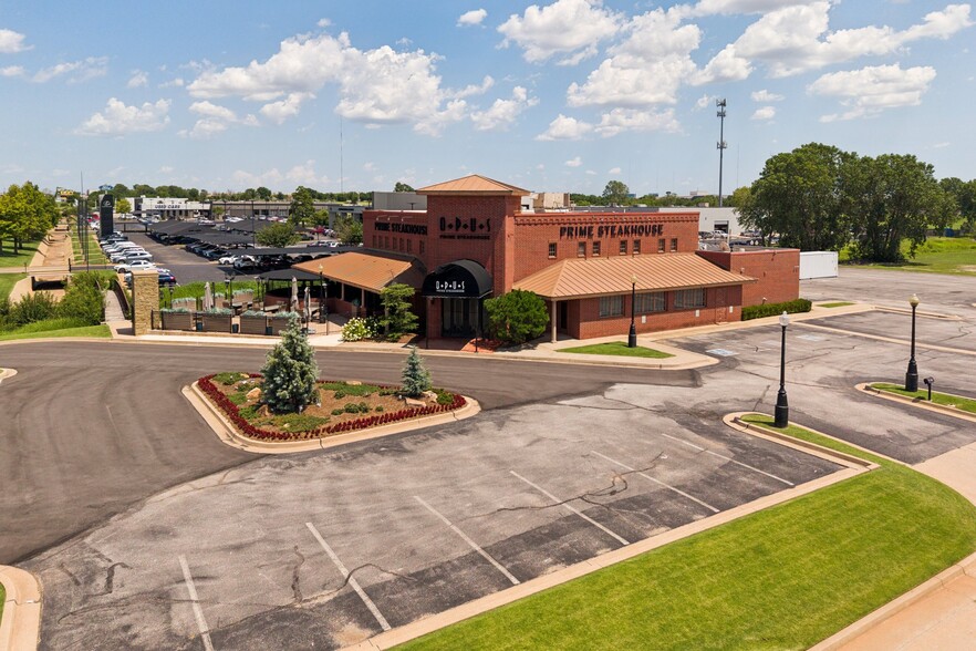 More Photos Of 800 W Memorial Rd, Oklahoma City Restaurant For Sale