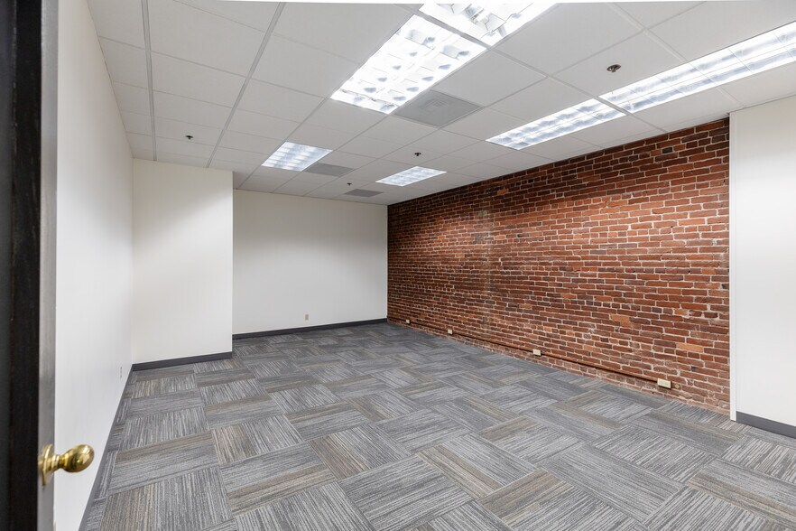 More Photos Of 514-518 SW Sixth Ave, Portland Office For Lease