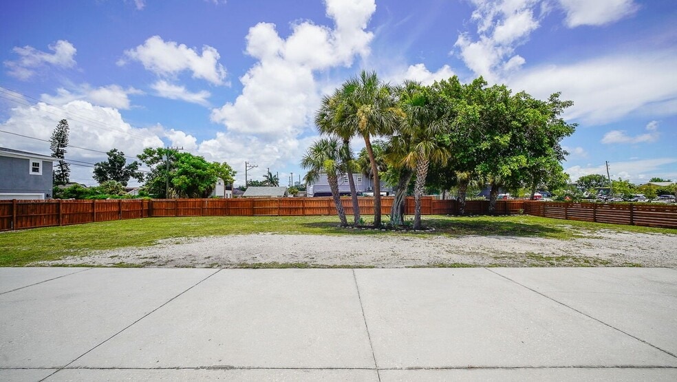 More Photos Of 2447 5th Ave S, Saint Petersburg Service For Lease