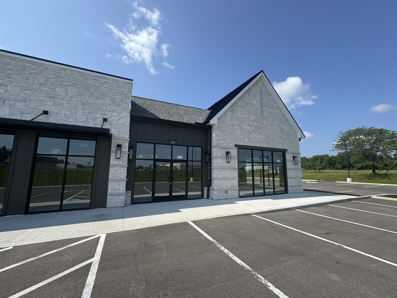 More Photos Of 7953 Highfield Dr, Lewis Center Storefront For Lease