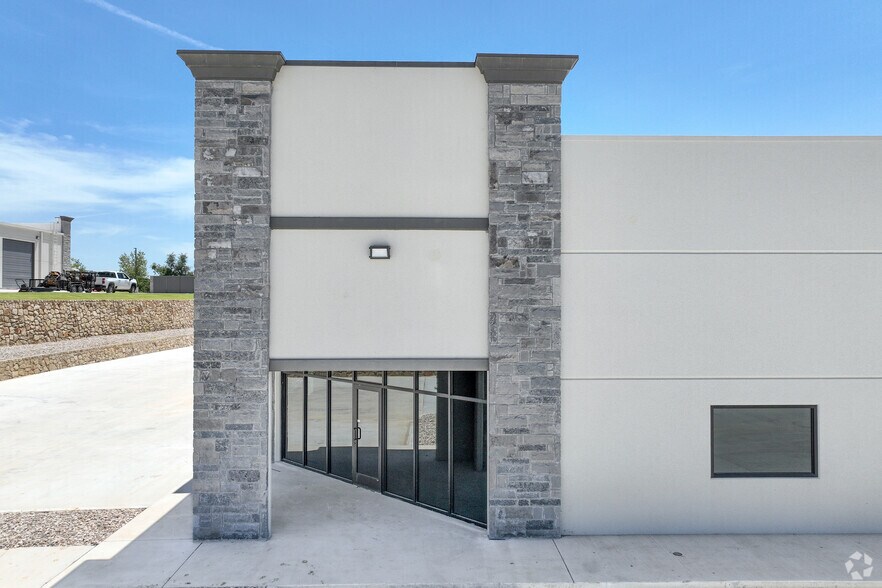 More Photos Of 120 Business Pk Dr, Hudson Oaks Warehouse For Lease