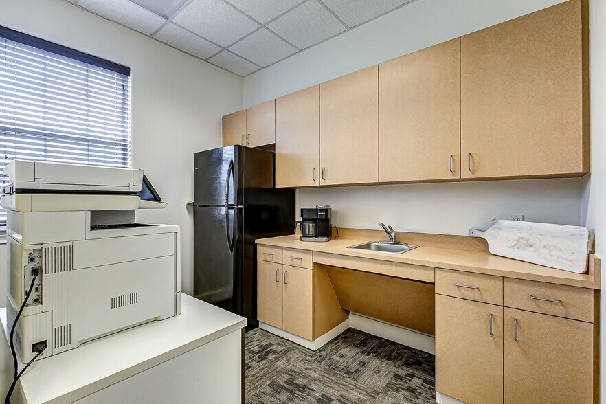 More Photos Of 7930 Broadway St, Pearland Medical For Lease