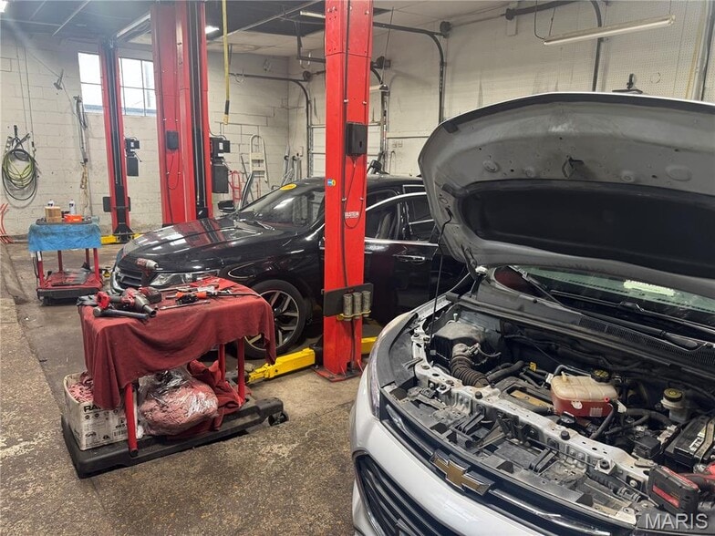 More Photos Of 2800 S Big Bend Blvd, Saint Louis Auto Repair For Sale