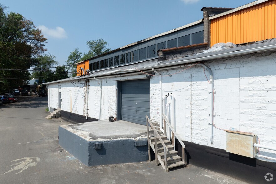 More Photos Of 85 Wagaraw Rd, Hawthorne Manufacturing For Lease