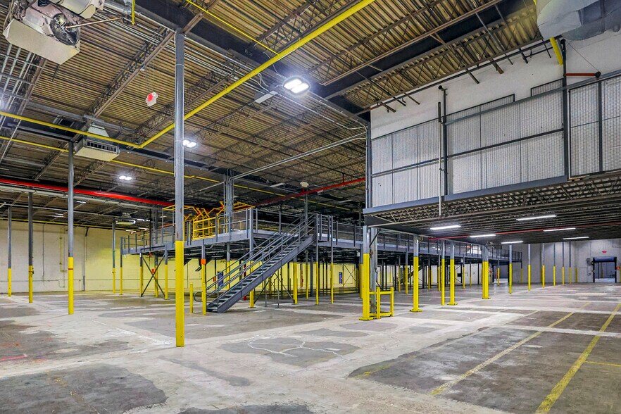 More Photos Of 305 Veterans Blvd, Carlstadt Warehouse For Lease