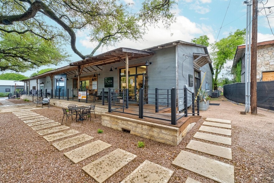 More Photos Of 330 W Mercer St, Dripping Springs Freestanding For Lease