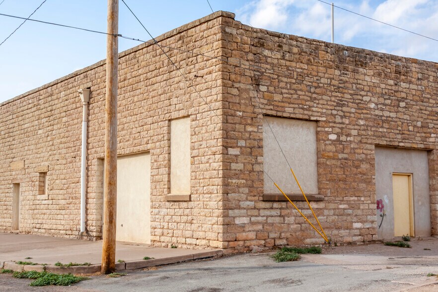 More Photos Of 813-815 Hutchins Ave, Ballinger General Retail For Sale