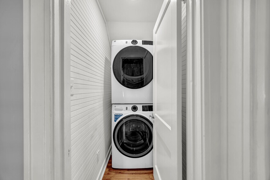 More Photos Of 8 S 7th St, Wilmington Office For Sale