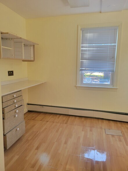 More Photos Of 201 Brookes Ave, Gaithersburg Office For Lease