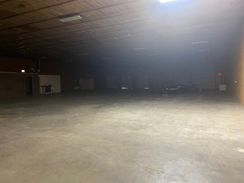 More Photos Of 4193 N Englewood Dr, Indianapolis Warehouse For Sale