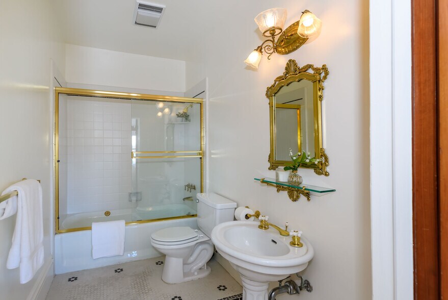 More Photos Of 8 Keller St, Petaluma Office Residential For Sale