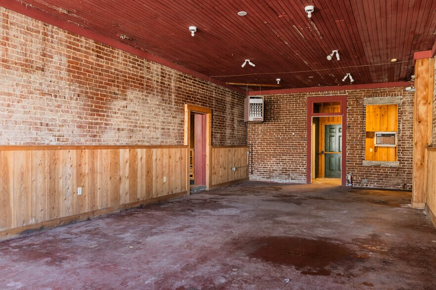 More Photos Of 135 Main St, Smiths Grove Storefront For Sale